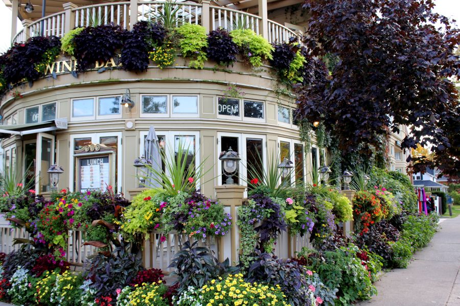 Straatzicht in Niagara-On-The-Lake nabij Niagara Falls in Ontario in Canada.