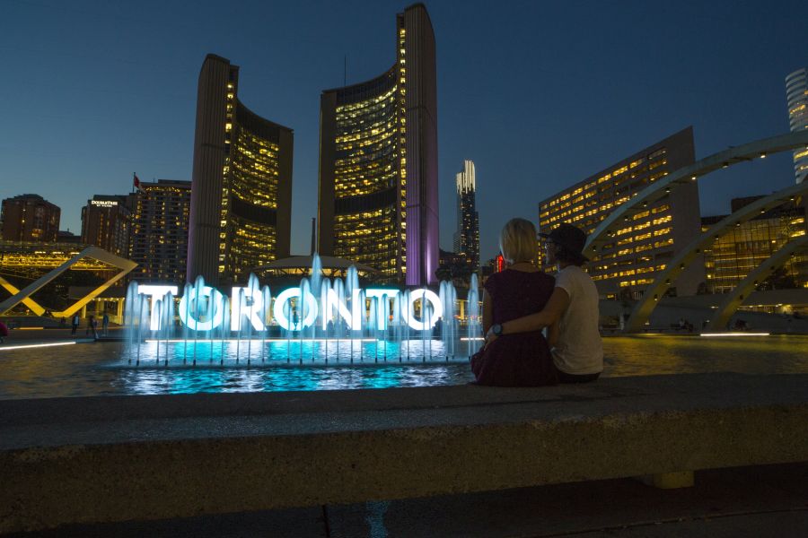 Het verlichte Toronto Sign in de avond in Ontario in Canada.