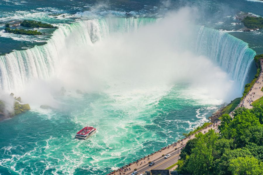 Hornblower boot vaart richting Niagara Falls in Ontario in Canada.