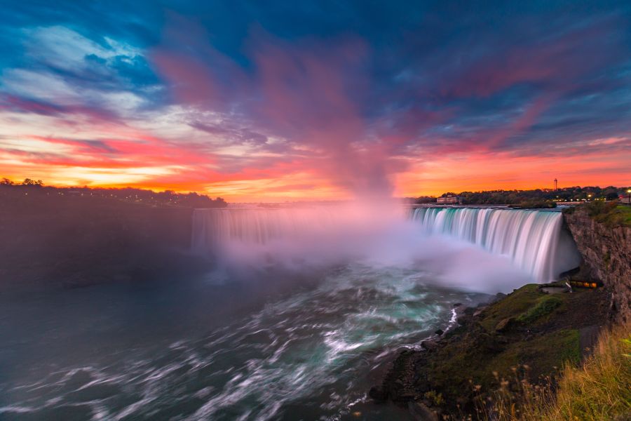 Niagara Falls tijdens de zonsondergang in Ontario in Canada.
