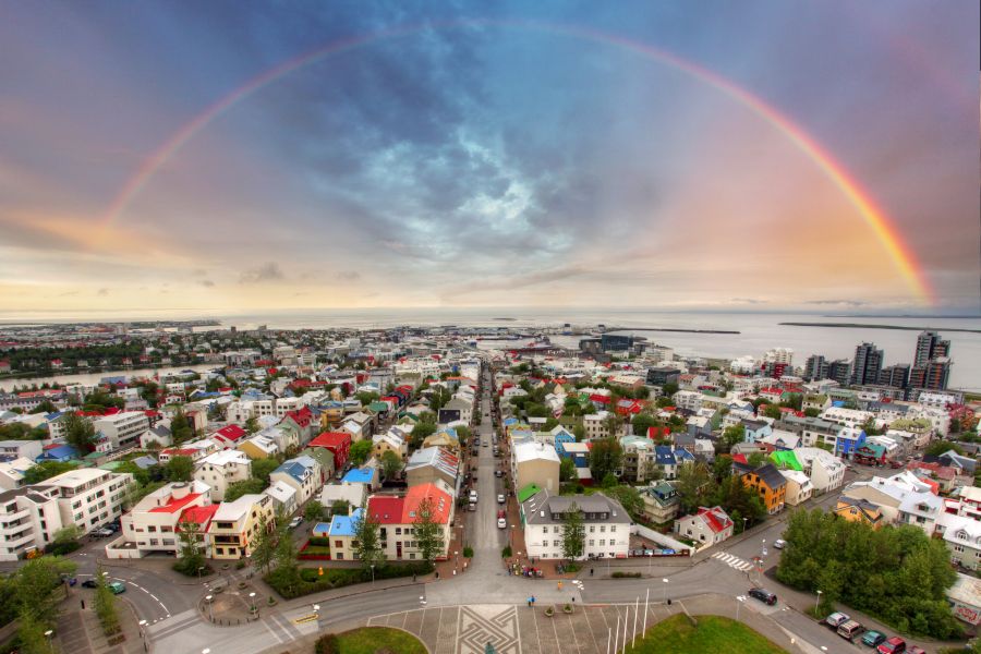 Regenboog boven Reykjavik in IJsland