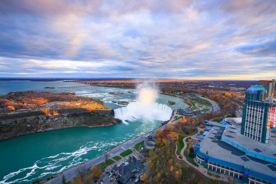 Uitzicht over de omgeving van Niagara Falls met hotels en casino in Canada