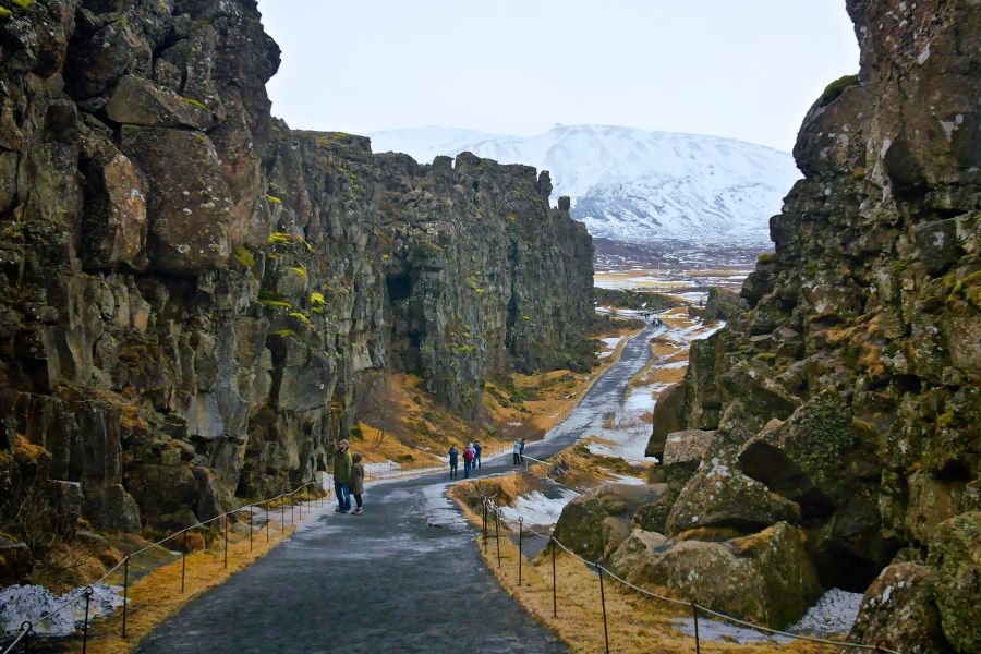 Mensen wandelen in Thingvellir National Park in IJsland