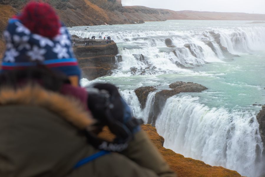 Toerist maakt foto van de Gullfoss watervallen in IJsland