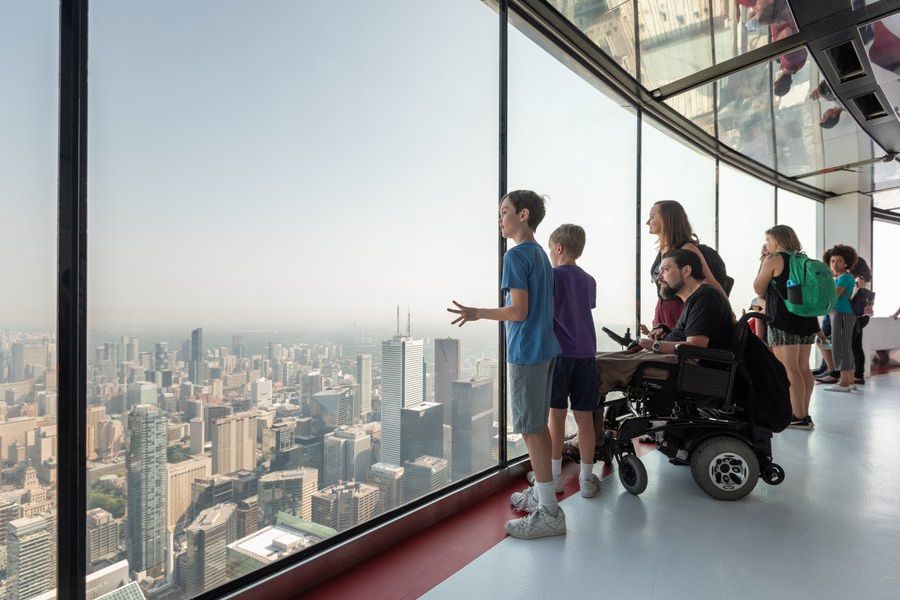 Mensen in CN Tower kijken naar het uitzicht op Toronto in Ontario in Canada.