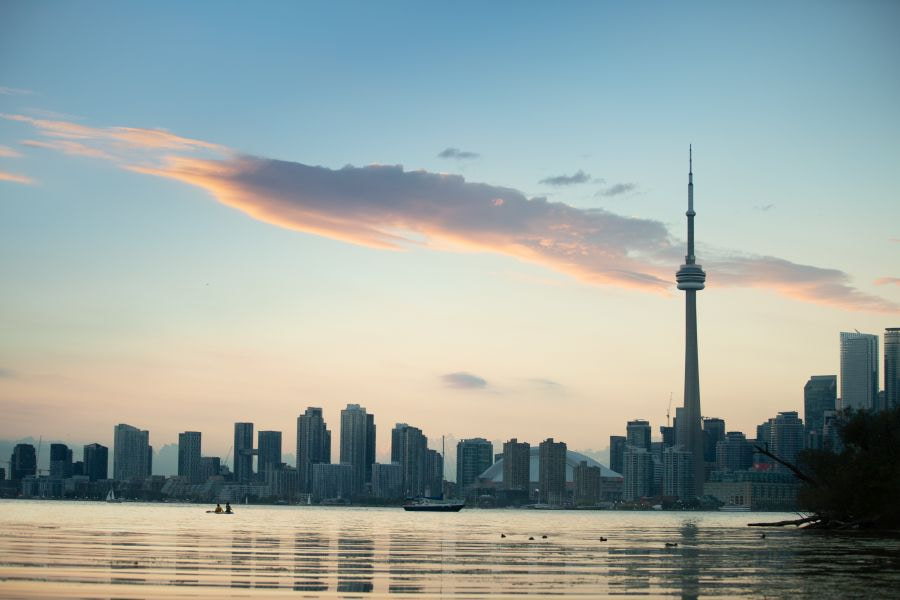 De Skyline van Toronto bij zonsondergang in Ontario in Canada.