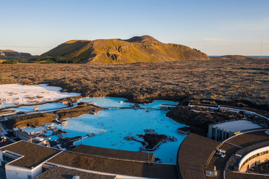 Bovenafzicht over de Blue Lagoon in IJsland