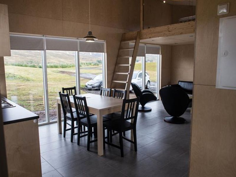 Einishus Cottages, Laugar