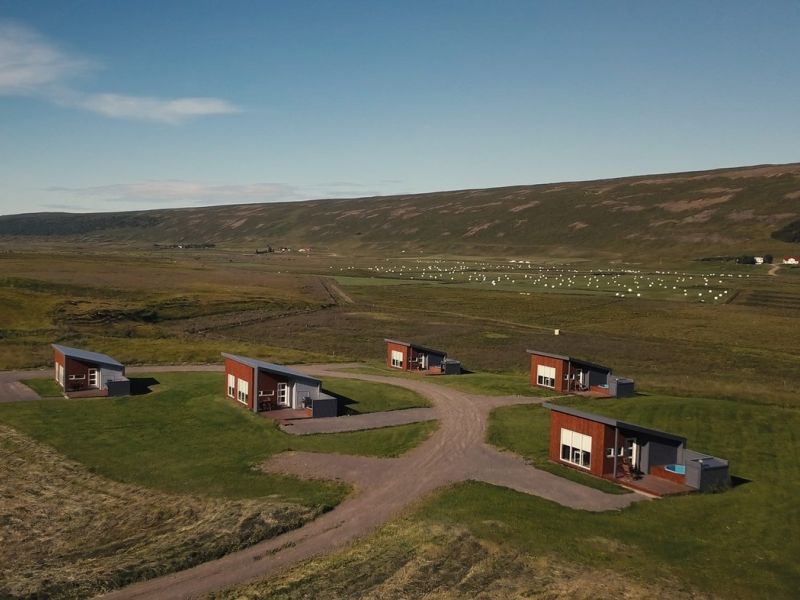 Einishus Cottages, Laugar