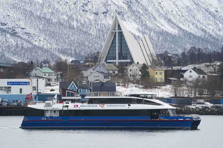 Ishavn kathedraal met catamaran