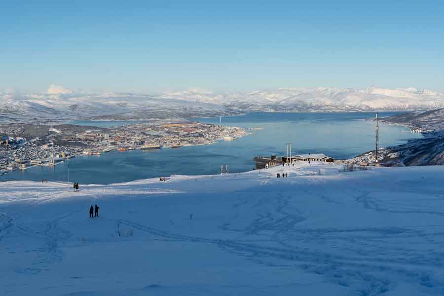 Op de top met uitzicht op Tromso