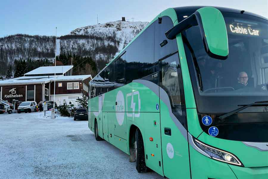 Bus bij dalstation Fjellheisen