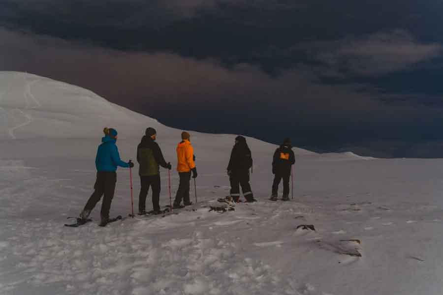 Sneeuwschoenwandelaars in de avond