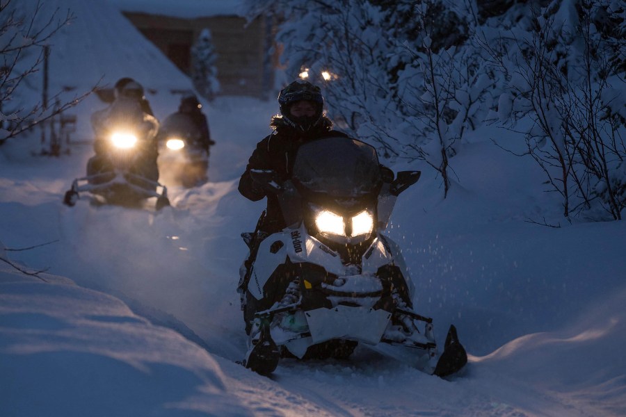 Sneeuwscooter by night
