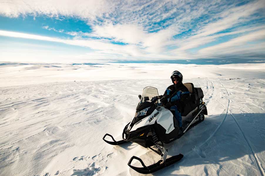 Sneeuwscootersafari Russische grens Snowhotel Kirkenes