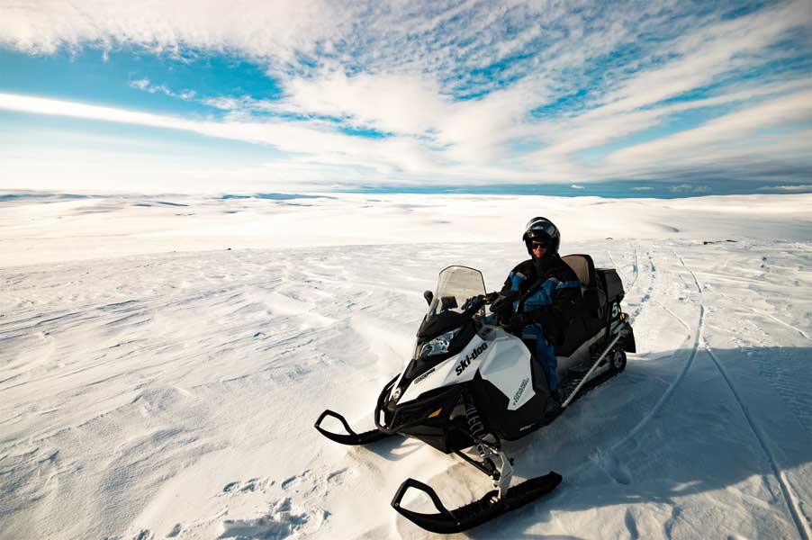 Sneeuwscootersafari Russische grens Snowhotel Kirkenes 