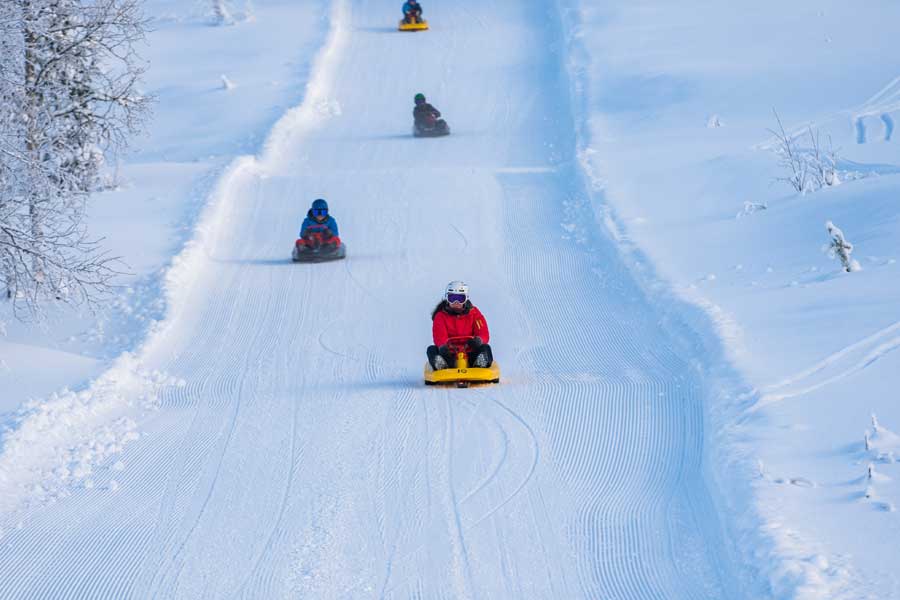 Rodelende mensen op de piste in Fulufjellet