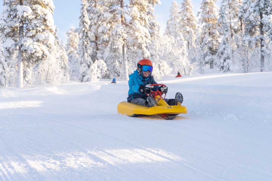 Rodelende jongen op de piste in Fulufjellet