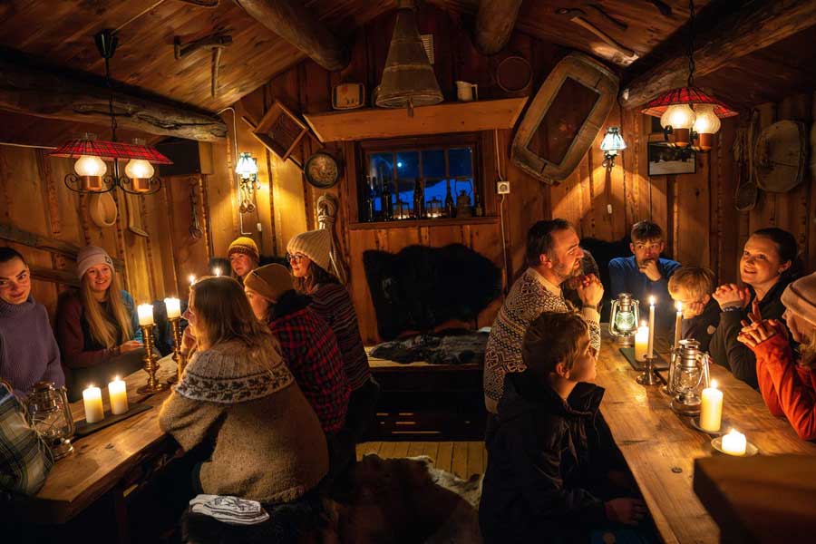 Gasten tijdens het diner in Stabburet in Vrådal