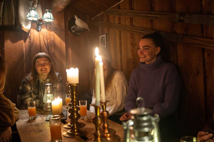 Gasten tijdens het diner in Stabburet in Vrådal