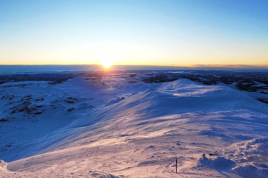 Besneeuwde berg met zonsondergang