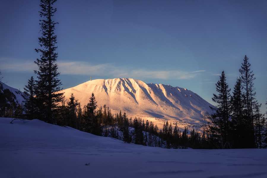 Besneeuwde berg met zonsondergang