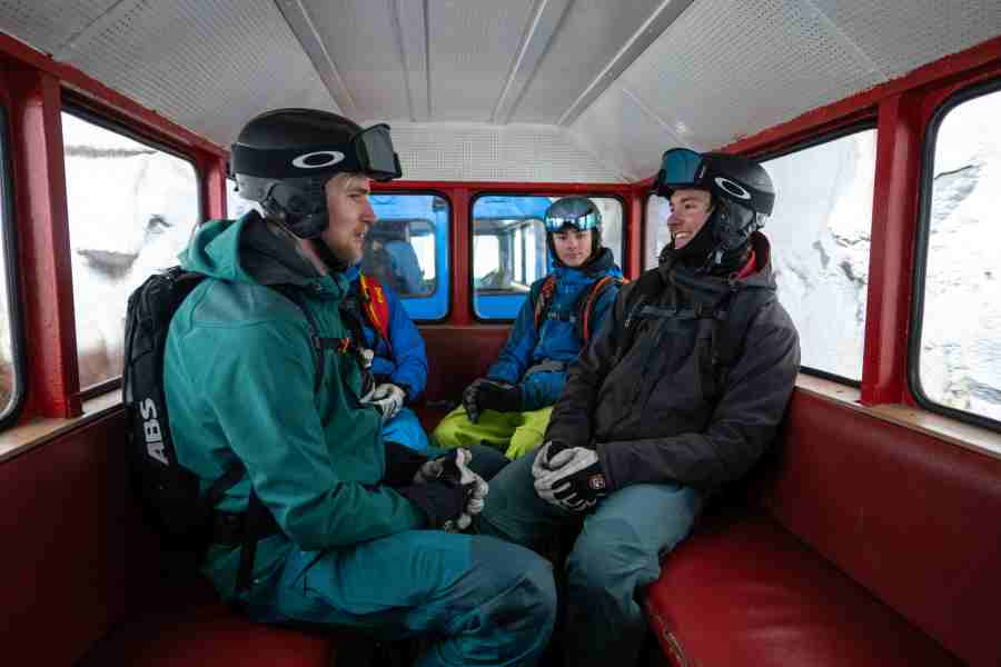 Mensen in de treincoupe in de berg