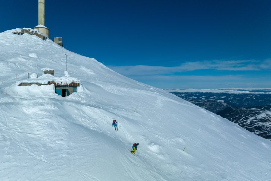 Skiërs van de Gaustatoppen af