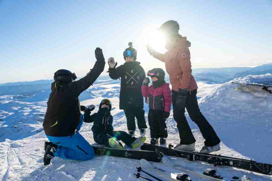 Familie op de besneeuwde Gaustatoppen