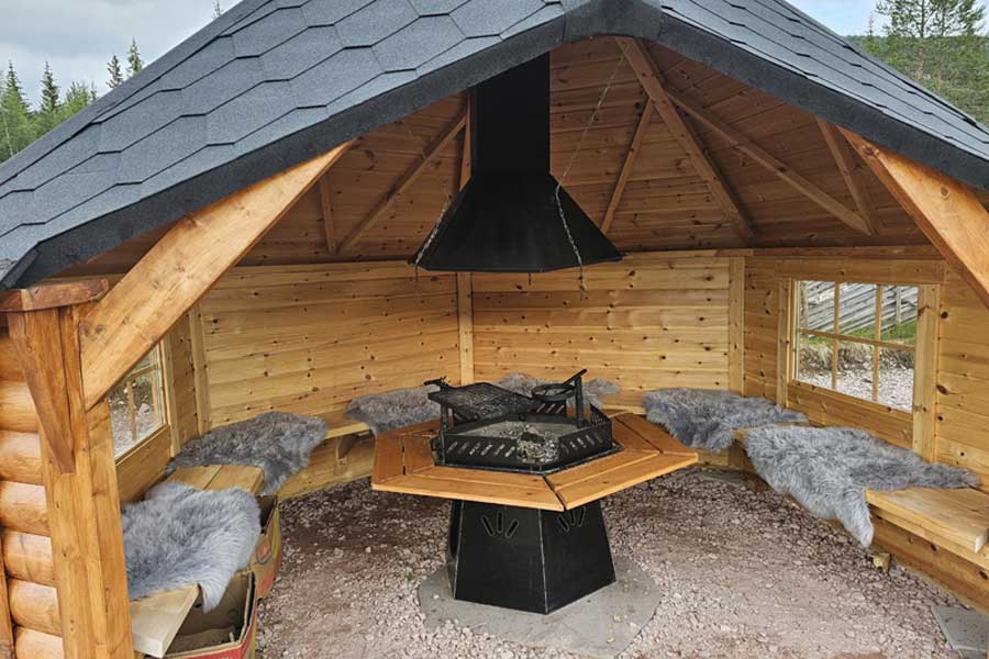 Villa Fregn zitplek bij haardvuur