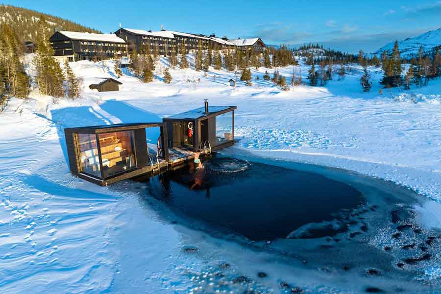 Gaustablikk Fjellresort met in de voorgrond de drijvende sauna’s