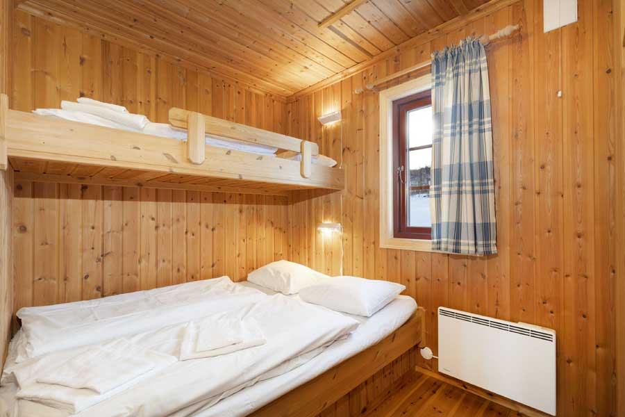 Slaapkamer met tweepersoonsbed en alkoof Vidsyn chalets