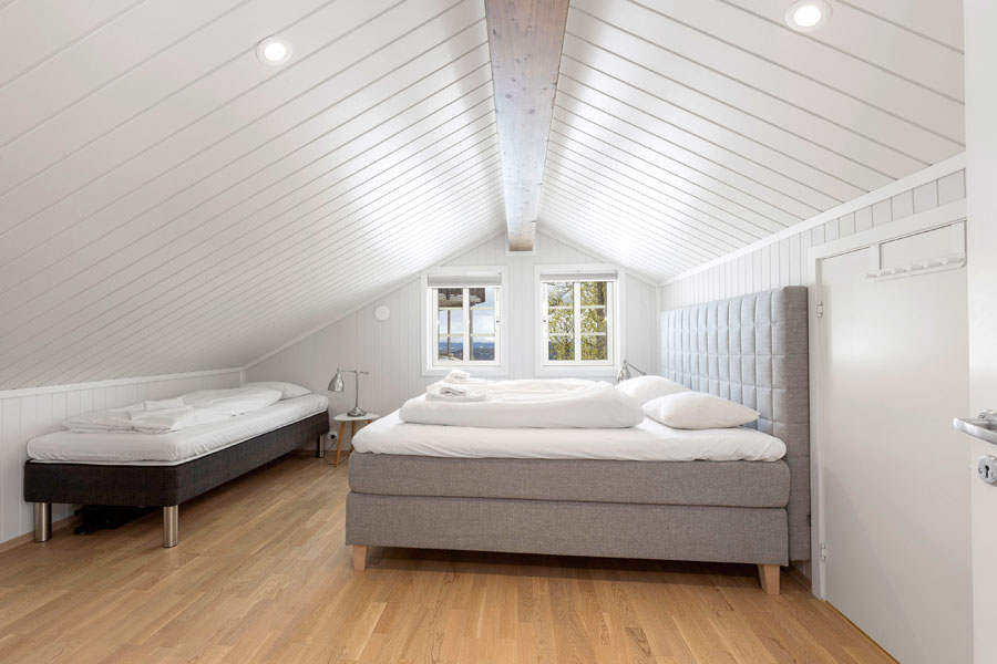 Slaapkamet met tweepersoonsbed en los bed Holtardalen chalet