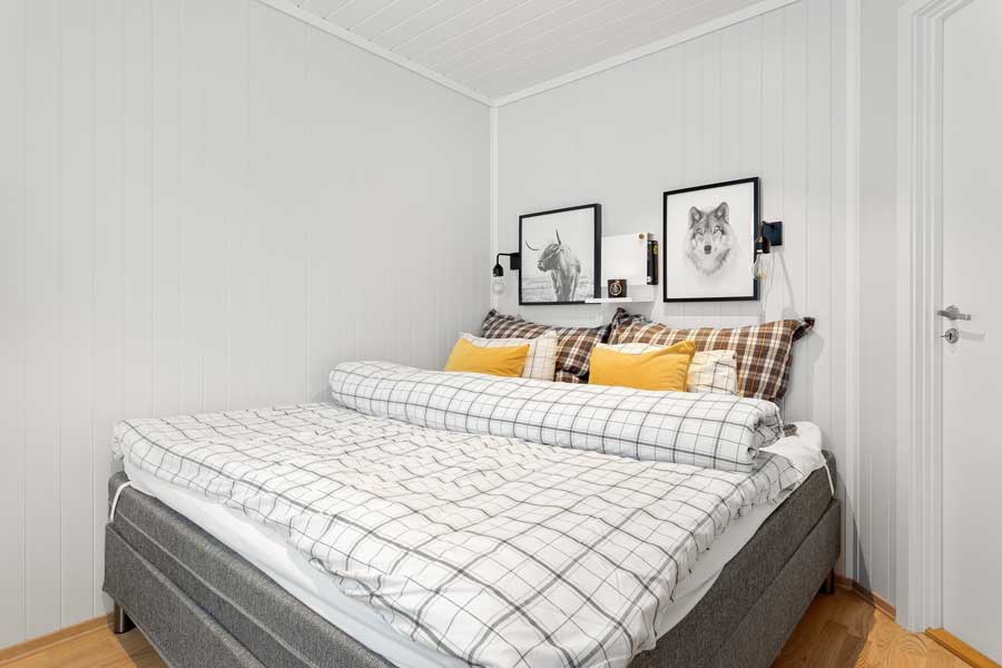 Slaapkamer met tweepersoonsbed Holtardalen chalet