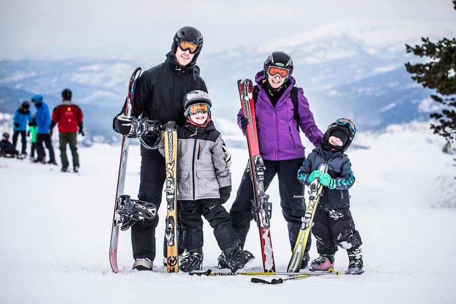 Skiërs op de piste