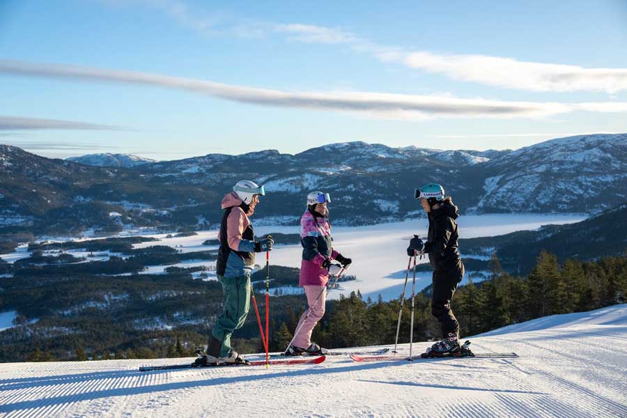 Skiërs op de piste in Vrådal