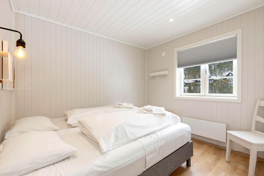 Slaapkamer met tweepersoonsbed Holtardalen chalet