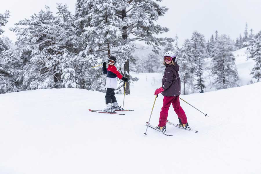 Skiërs op de piste in Vrådal
