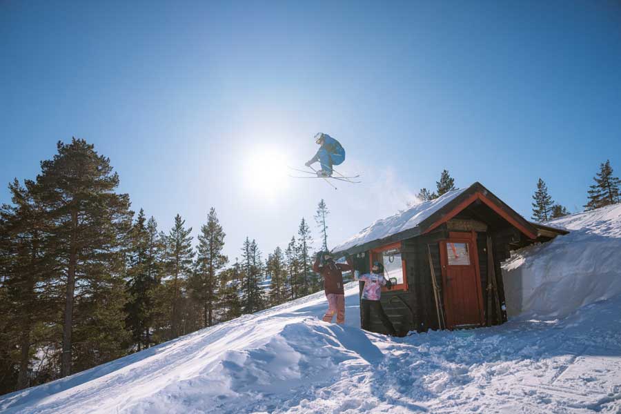 Skiër aan het stunten in Vrådal