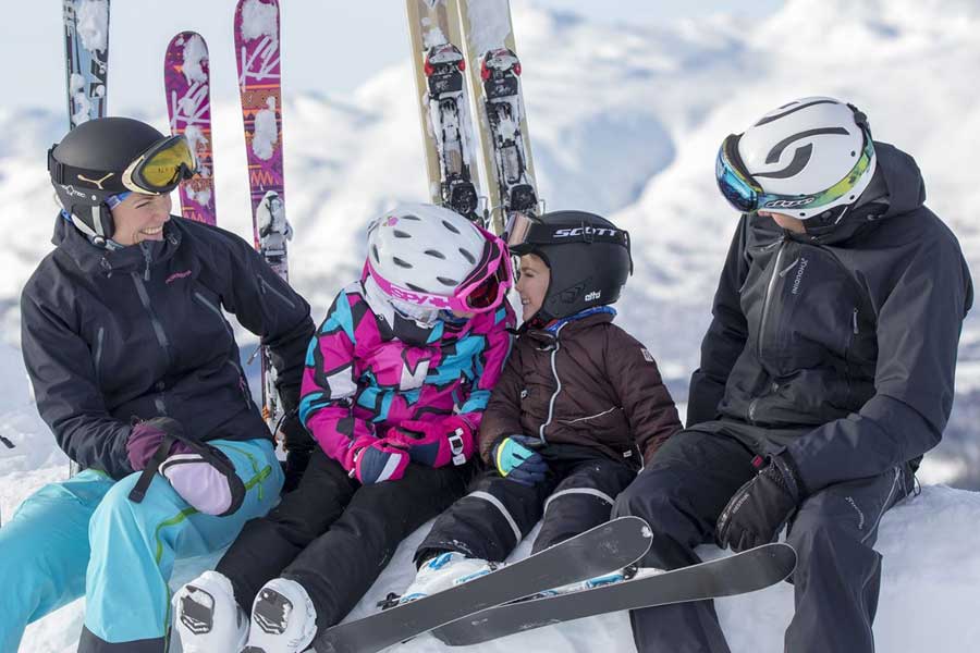 Gezin in het skigebied Rauland