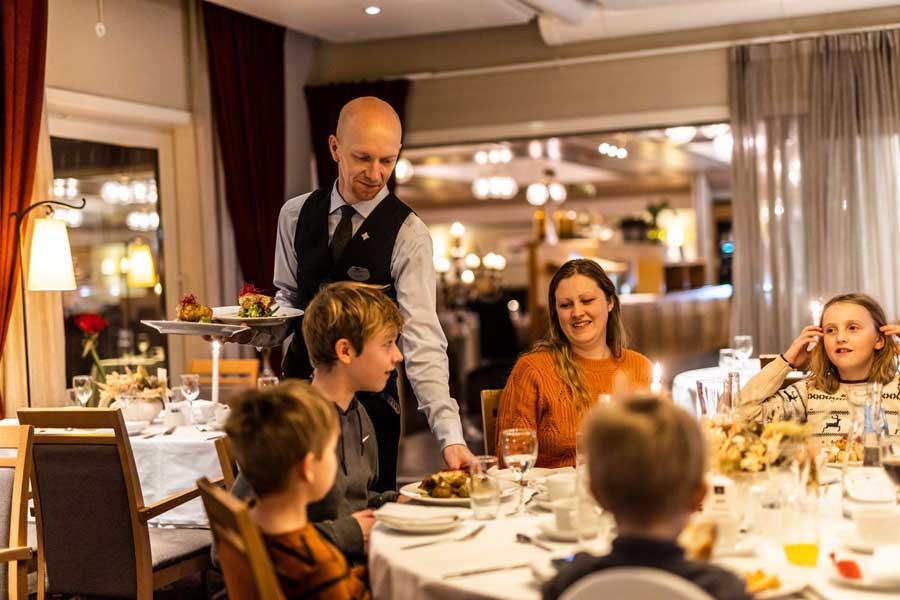 Heerlijk dineren in het restaurant van Straand Hotel