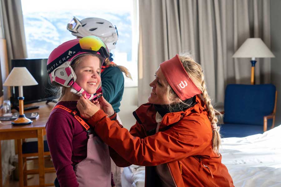 Skiërs in een hotelkamer van Straand Hotel