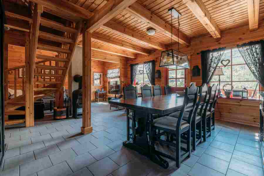 Woonkamer en eethoek in een Panorama cabin in Vrådal