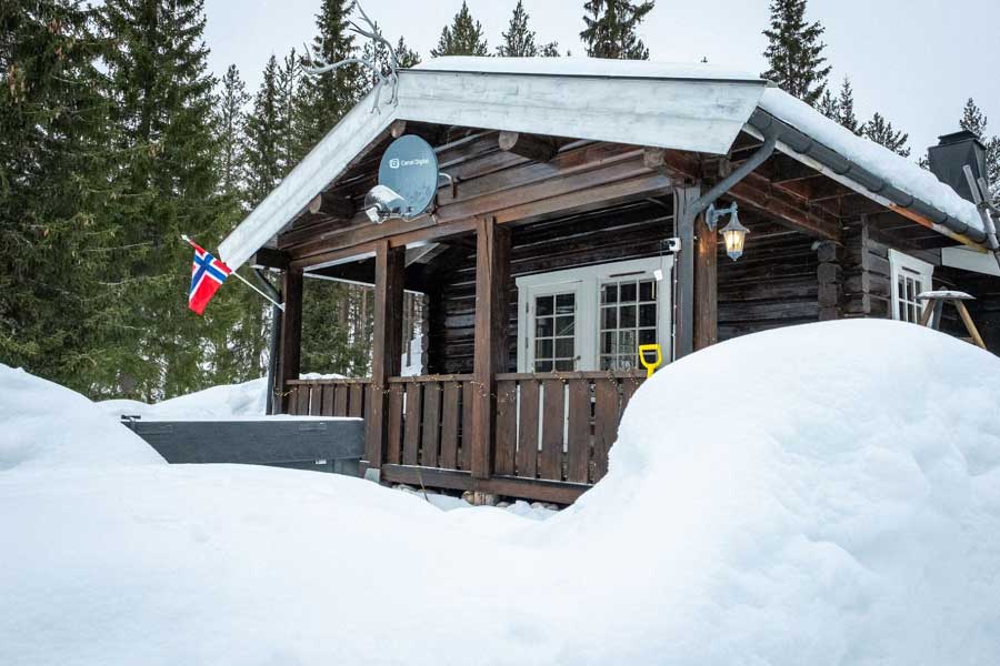 Tømmerhytta Skåret in de sneeuw