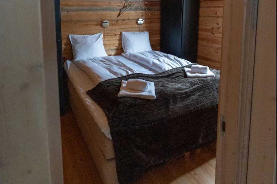 Slaapkamer met tweepersoonsbed in Tømmerhytta Skåret