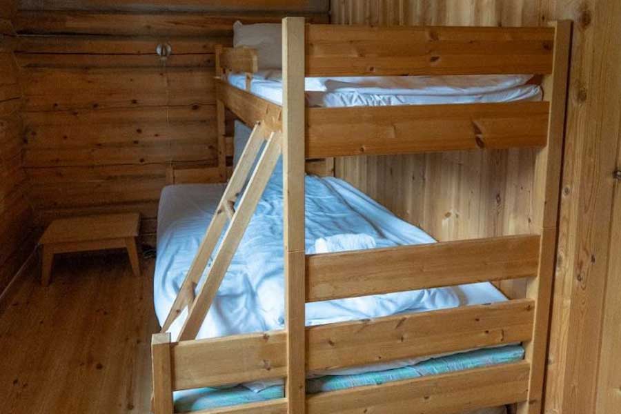 Slaapkamer met een kinderstapelbed in Tømmerhytta Skåret