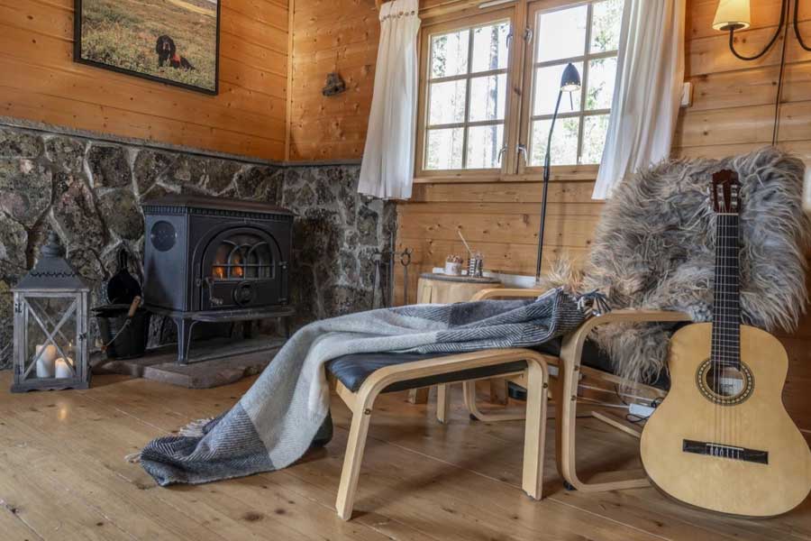 Woonkamer met houtkachel in Fregnhytta
