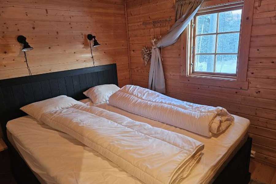 Slaapkamer met tweepersoonsbed in Fregnhytta