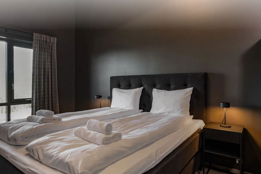 Slaapkamer met een tweepersoonsbed in een appartement van Trysil Alpine Lodge