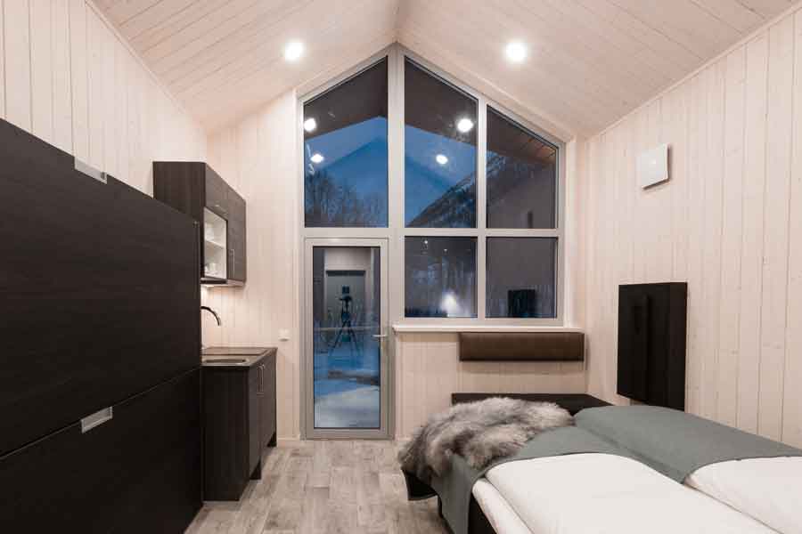 Explorer Cabin interieur met groot raam